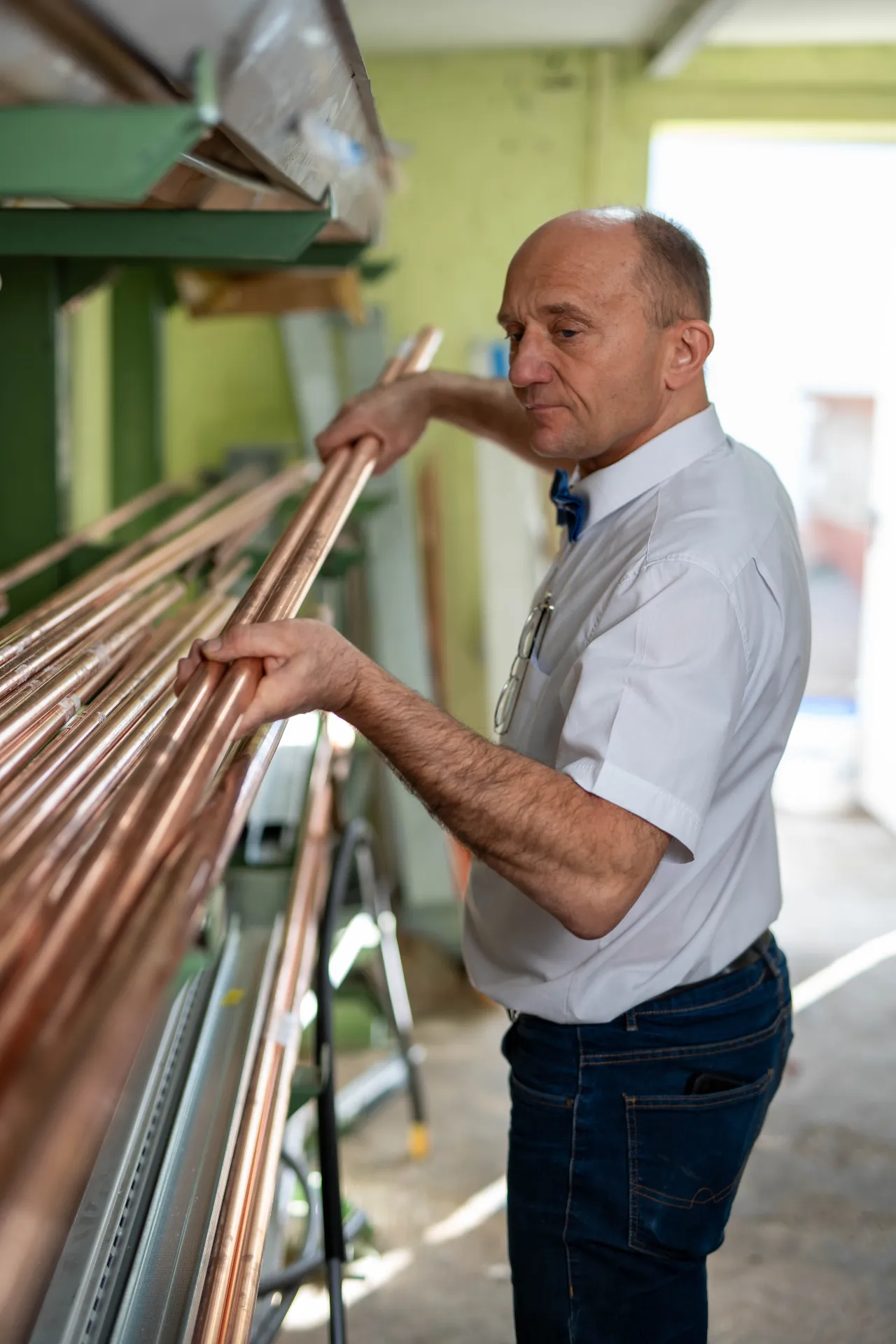 SHK-Fachkraft bei der Installation