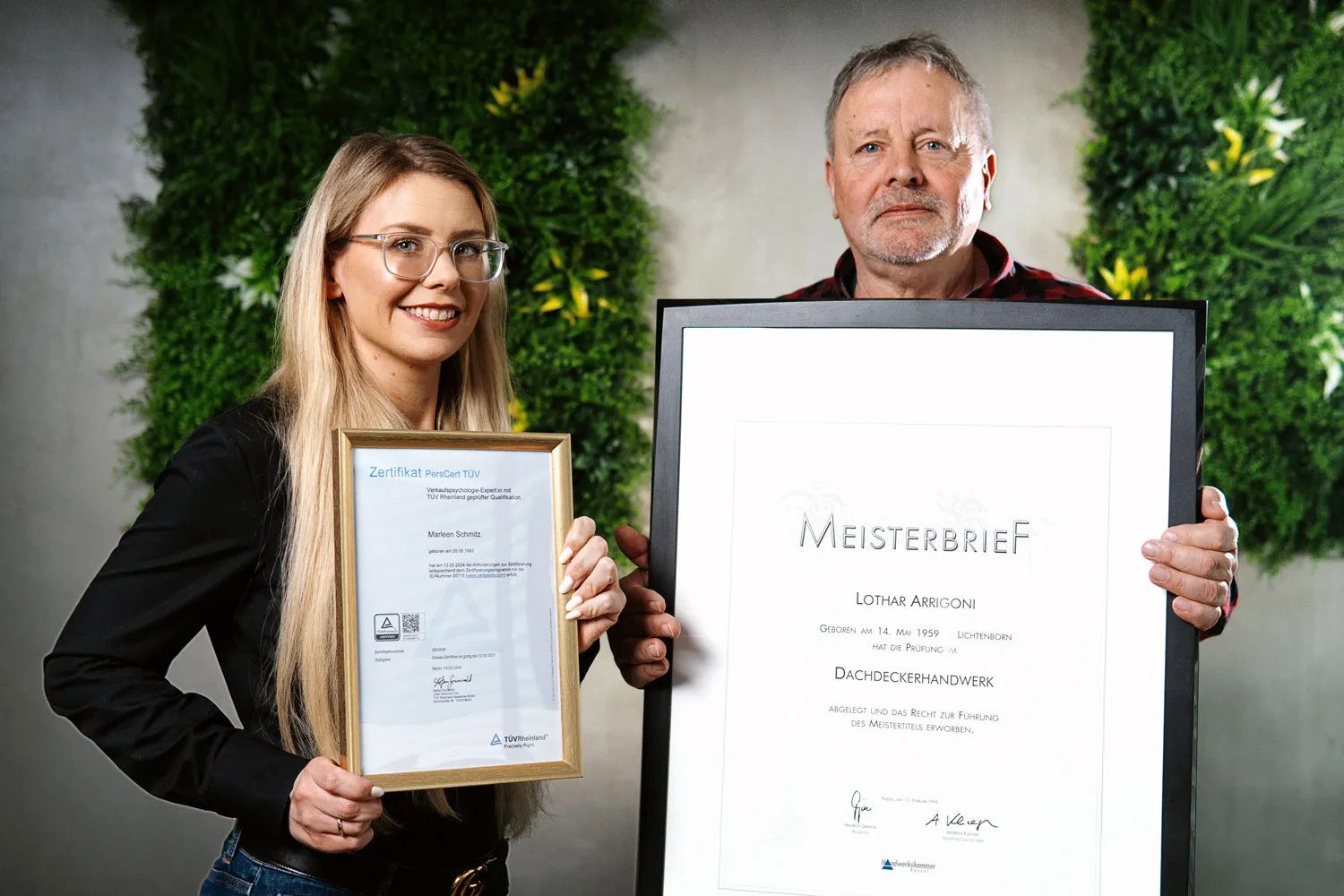 Marleen Schmitz mit ihrem Vater und seinem Meisterbrief